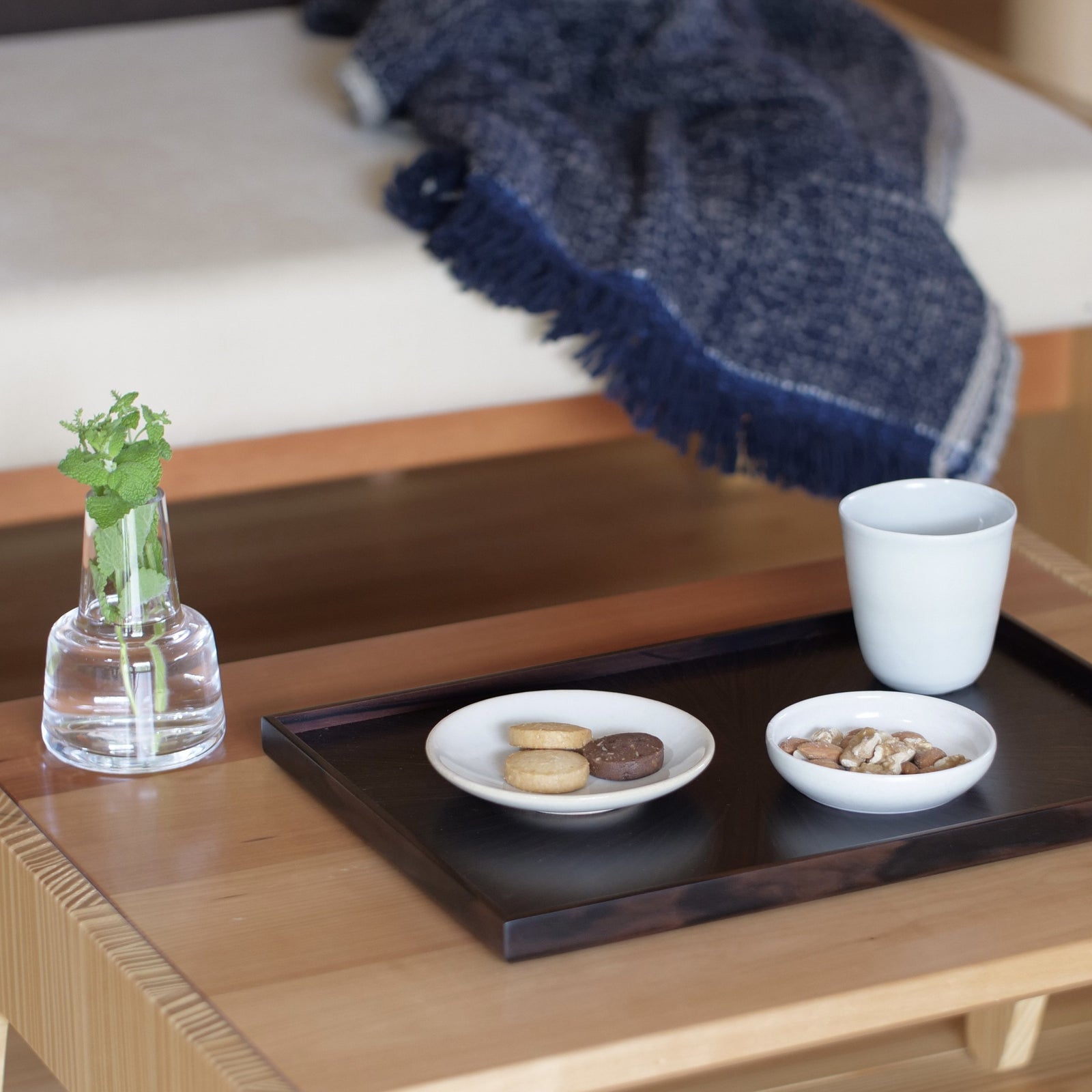 【出品準備中】黒の木製トレイ、彫刻デザイン 手作り黒檀材の長方形木製トレイ | 高品質な和モダンデザイン