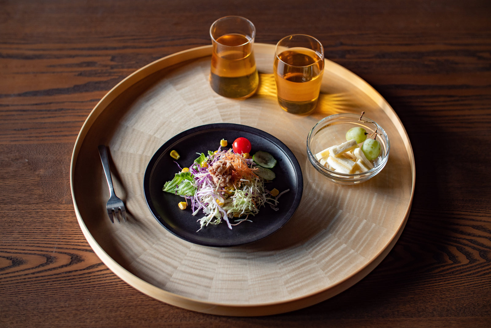 手作りホワイトシカモア材のラウンド木製トレイ (L) | 森工芸の高品質