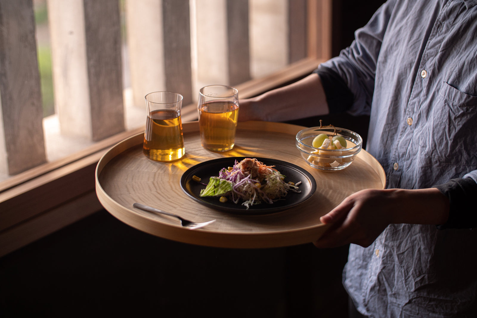 手作りホワイトシカモア材のラウンド木製トレイ (L) | 森工芸の高品質